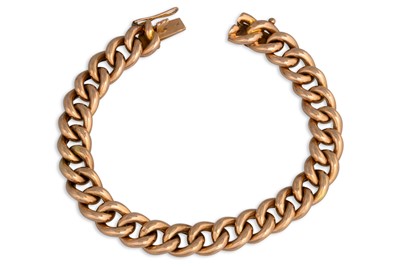 Lot 77 - AN ANTIQUE GOLD CURB LINK BRACELET, integrated...