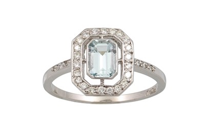 Lot 58 - A DIAMOND AND AQUAMARINE CLUSTER RING, the...