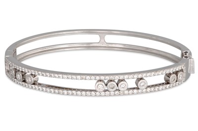 Lot 304 - A DIAMOND BANGLE, comprising collet set...