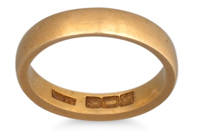 Lot 321 - A 22CT GOLD BAND RING, 5.4 g, size N-O