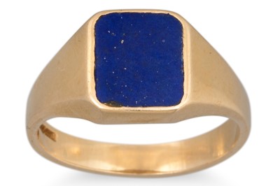 Lot 325 - A VINTAGE 14CT GOLD SIGNET RING, set with...