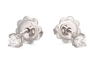 Lot 221 - A PAIR OF DIAMOND STUD EARRINGS, the brilliant...