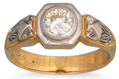 Lot 228 - A VINTAGE DIAMOND SOLITAIRE RING, the...