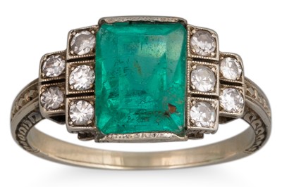 Lot 259 - A VINTAGE EMERALD AND DIAMOND SET RING,...