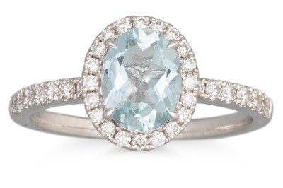 Lot 260 - AN AQUAMARINE AND DIAMOND CLUSTER RING, the...