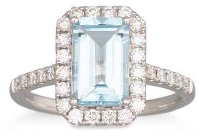 Lot 263 - AN AQUAMARINE AND DIAMOND CLUSTER RING, the...