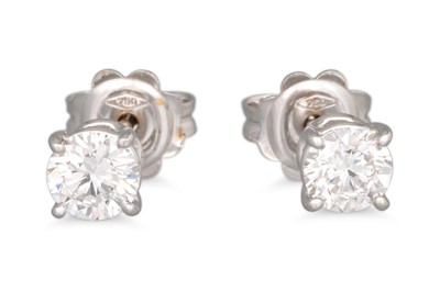 Lot 265 - A PAIR OF DIAMOND STUD EARRINGS, the brilliant...