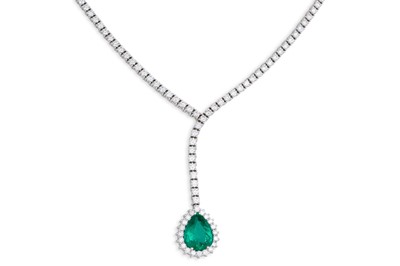 Lot 268 - A DIAMOND AND EMERALD NECKLACE, comprising a...