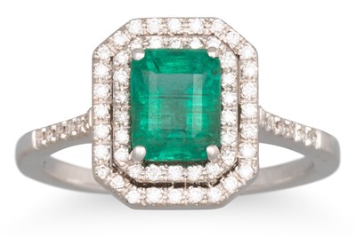 Lot 153 - AN EMERALD AND DIAMOND RING, the rectangular...