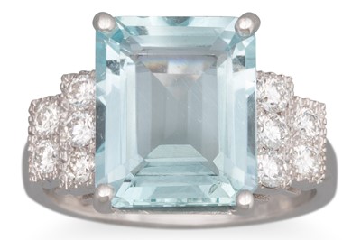 Lot 160 - AN AQUAMARINE AND DIAMOND RING, the...