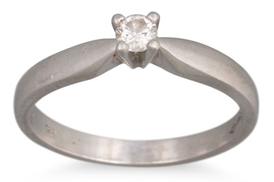 Lot 84 - A DIAMOND SOLITAIRE RING, mounted in white...