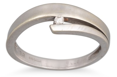 Lot 85 - A DIAMOND SOLITAIRE RING, cross-over style,...