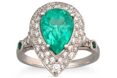 Lot 186 - AN EMERALD AND DIAMOND CLUSTER RING, the pear...