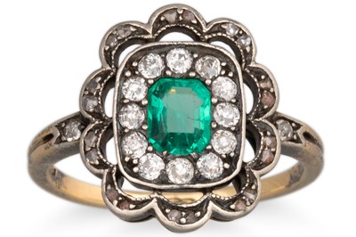 Lot 192 - AN EMERALD AND DIAMOND CLUSTER RING, the...