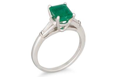 Lot 347 - AN EMERALD AND DIAMOND RING, the rectangular...