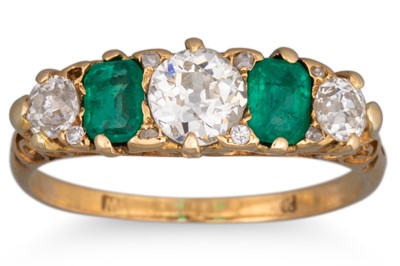 Lot 279 - AN ANTIQUE DIAMOD AND EMERALD FIVE STONE RING,...