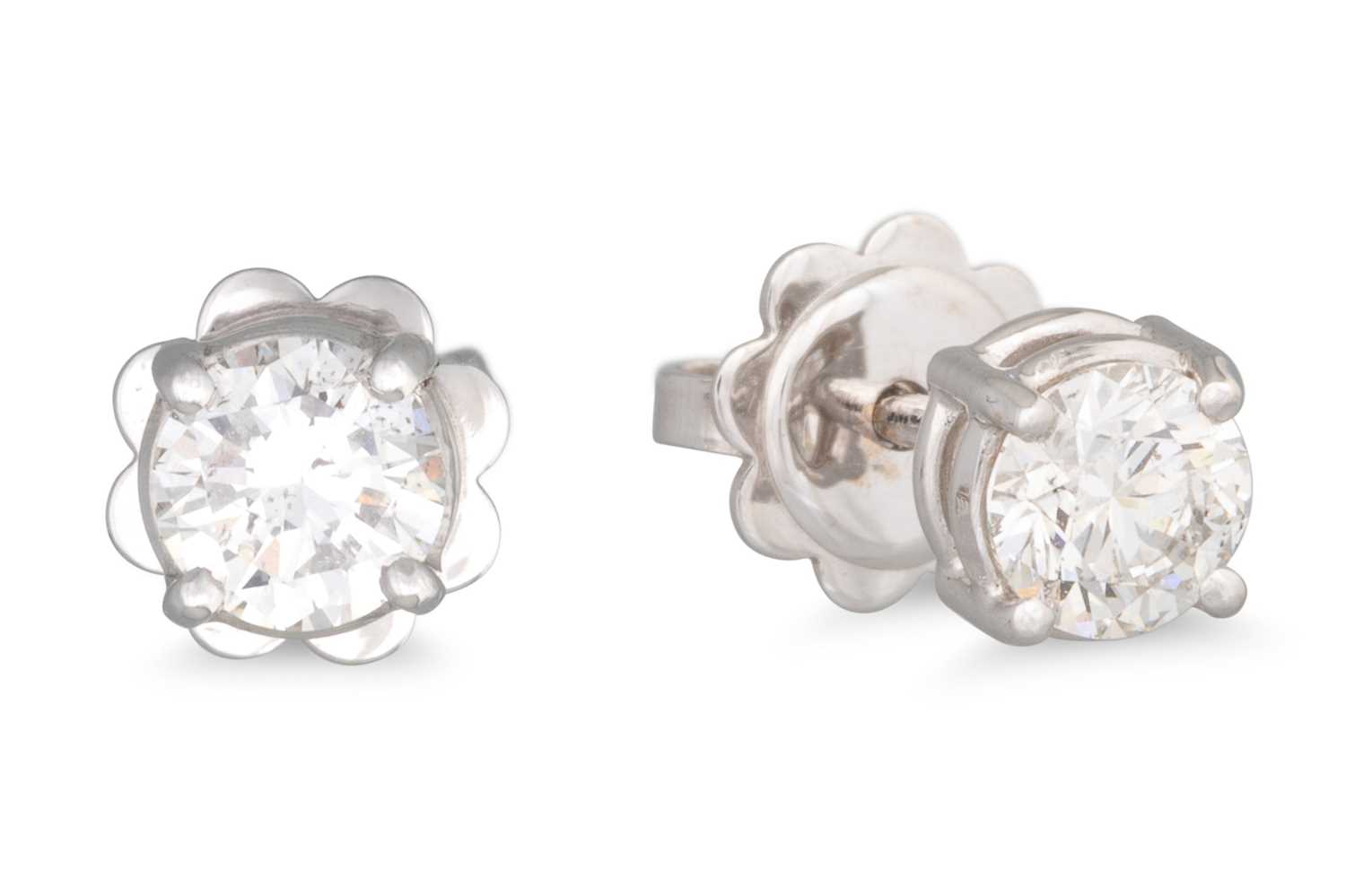 Lot 277 - A PAIR OF DIAMOND STUD EARRINGS, the brilliant...