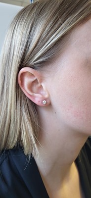 Lot 277 - A PAIR OF DIAMOND STUD EARRINGS, the brilliant...