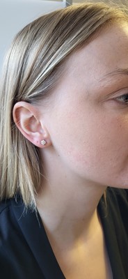 Lot 277 - A PAIR OF DIAMOND STUD EARRINGS, the brilliant...