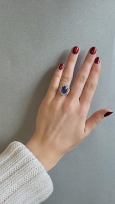 Lot 173 - A SAPPHIRE AND DIAMOND CLUSTER RING, the...