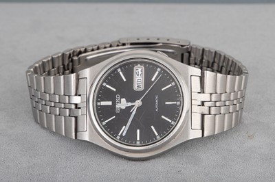 Lot 212 - A GENT'S 'SEIKO 5' STAINLESS STEEL AUTOMATIC...