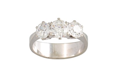 Lot 419 - A THREE STONE DIAMOND RING, the old cut...