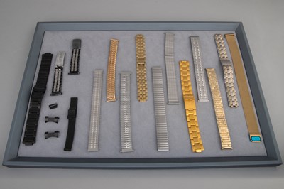 Lot 233 - A LARGE COLLECTION OF VINTAGE AND MODERN WATCH...