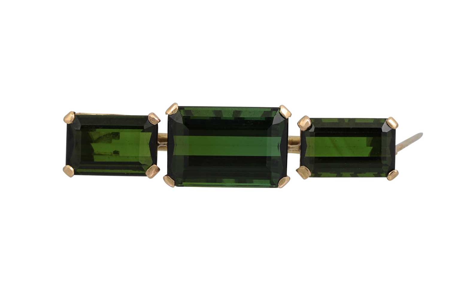 Lot 421 - A VINTAGE GREEN TOURMALINE BROOCH, set with...