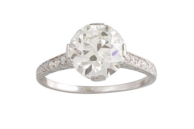 Lot 327 - AN ANTIQUE DIAMOND SOLITAIRE RING, the old cut...