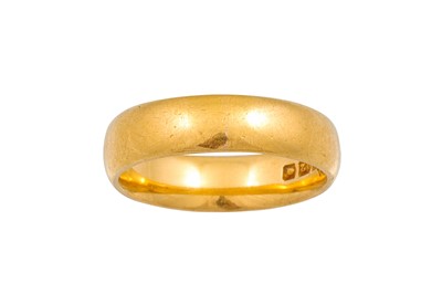 Lot 174 - A 22CT GOLD ANTIQUE WEDDING BAND, size K