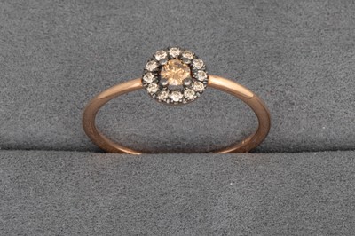 Lot 90 - A CHAMPAGNE DIAMOND CLUSTER RING, mounted in...