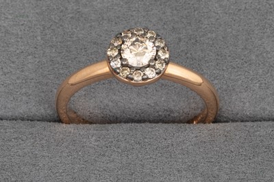 Lot 92 - A CHAMPAGNE DIAMOND CLUSTER RING, mounted in...