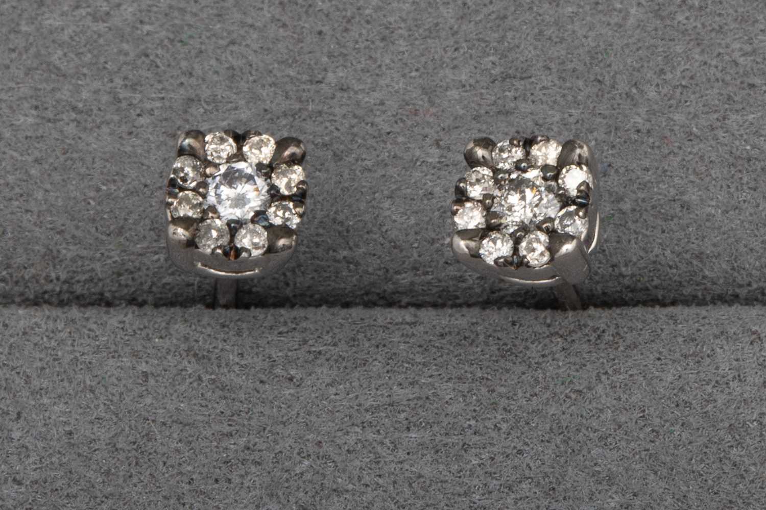 Lot 93 - A PAIR OF DIAMOND CLUSTER STUD EARRINGS,...