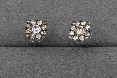 Lot 93 - A PAIR OF DIAMOND CLUSTER STUD EARRINGS,...