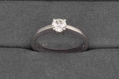 Lot 108 - A DIAMOND SOLITAIRE RING, the round brilliant...