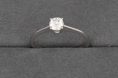 Lot 109 - A DIAMOND SOLITAIRE RING, the round brilliant...