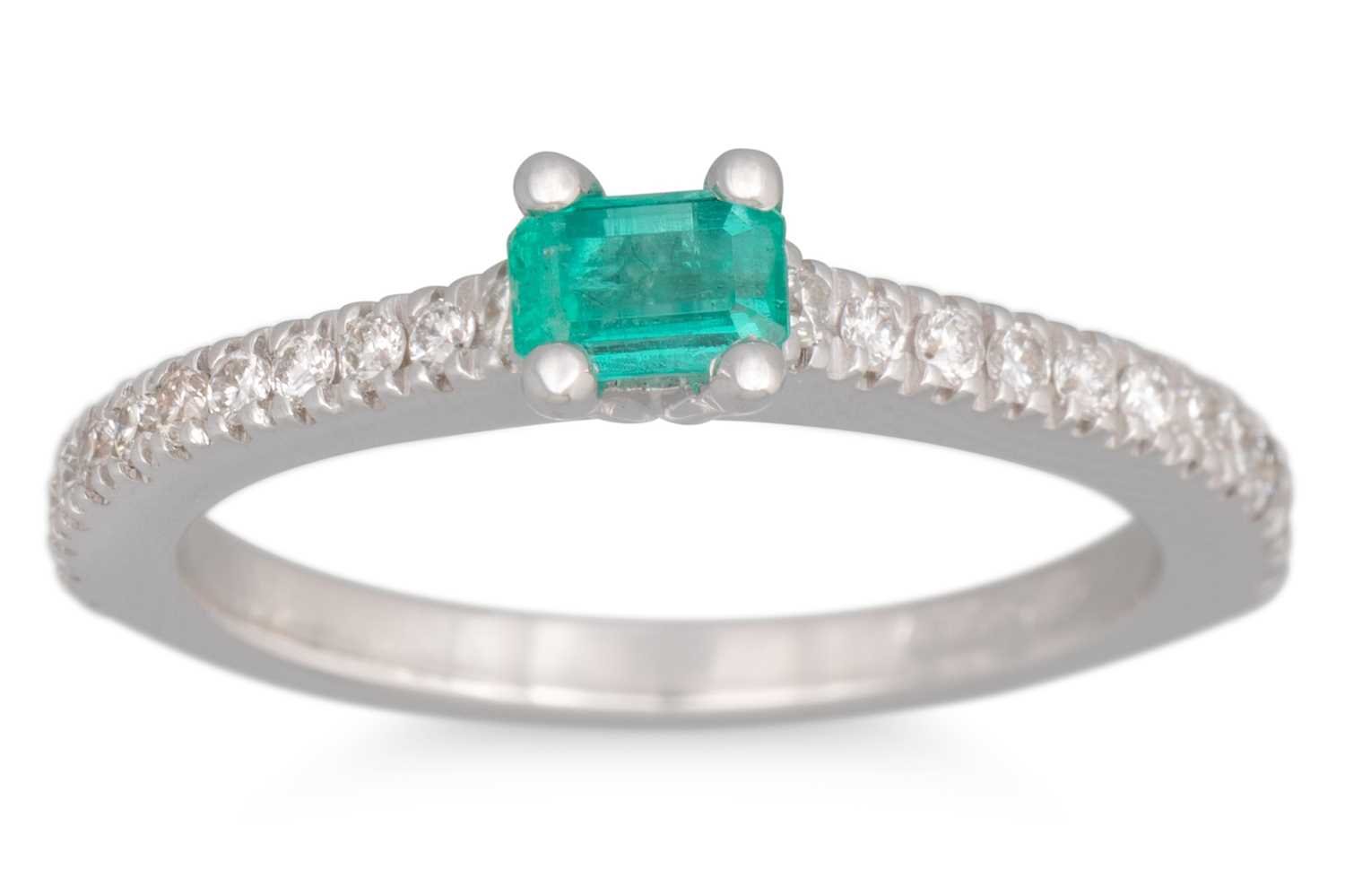 Lot 151 - AN EMERALD AND DIAMOND RING, the rectangular...