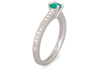 Lot 151 - AN EMERALD AND DIAMOND RING, the rectangular...