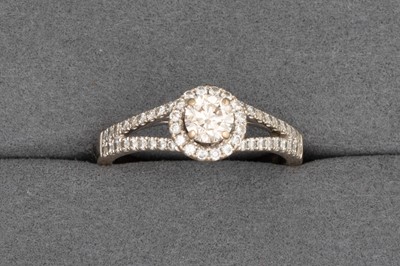 Lot 2 - A DIAMOND CLUSTER RING, mounted in 18ct gold....