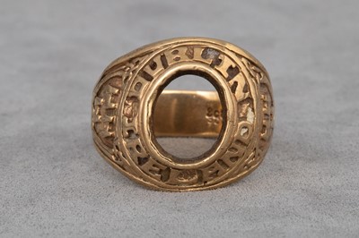 Lot 8 - A 9CT GOLD COLLEGE RING MOUNT, 8.5 g. Size: T - U