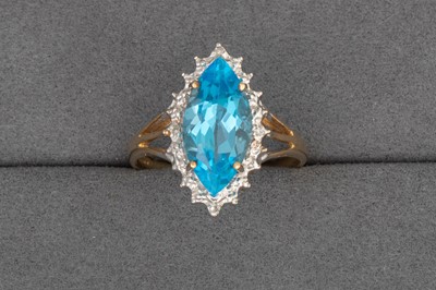 Lot 13 - A DIAMOND AND TOPAZ RING, in 9ct gold. Size: L