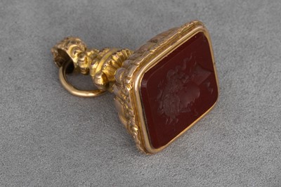 Lot 16 - AN ANTIQUE PINCHBACK FOB, with a carnelian seal