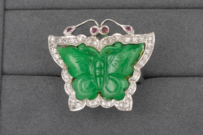 Lot 17 - A DIAMOND AND JADE RING, modelled as a...