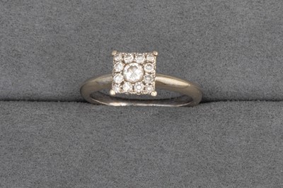 Lot 20 - A DIAMOND CLUSTER RING, set with brilliant cut...