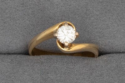 Lot 27 - A DIAMOND SOLITAIRE RING, the brilliant cut...