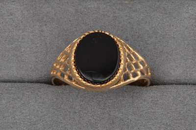 Lot 28 - A 9CT GOLD GENTS SIGNET RING, set with onyx....