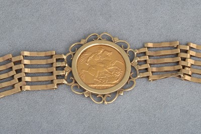 Lot 32 - A GOLD SOVEREIGN, in a 9ct gold gate bracelet...