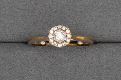 Lot 35 - A DIAMOND CLUSTER RING, mounted in gold. Size: F