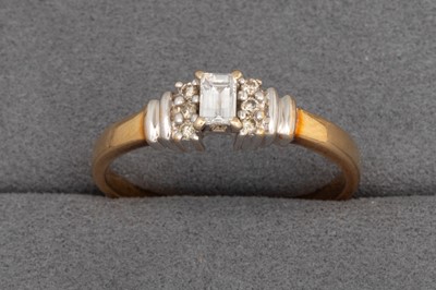 Lot 36 - A DIAMOND CLUSTER RING, to diamond shoulders....