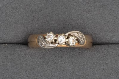 Lot 37 - A VINTAGE THREE STONE DIAMOND RING, of...